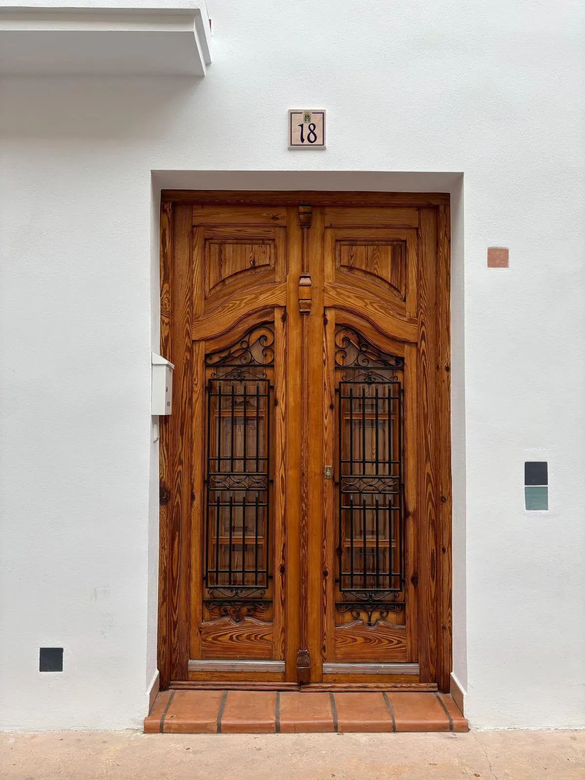 entrada, puerta restaurada y número de azulejo