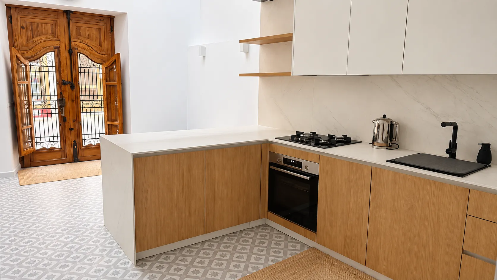 cocina abierta con isla y la puerta original al fondo