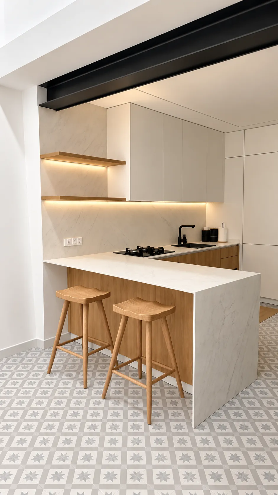 cocina con barra de roble y taburetes