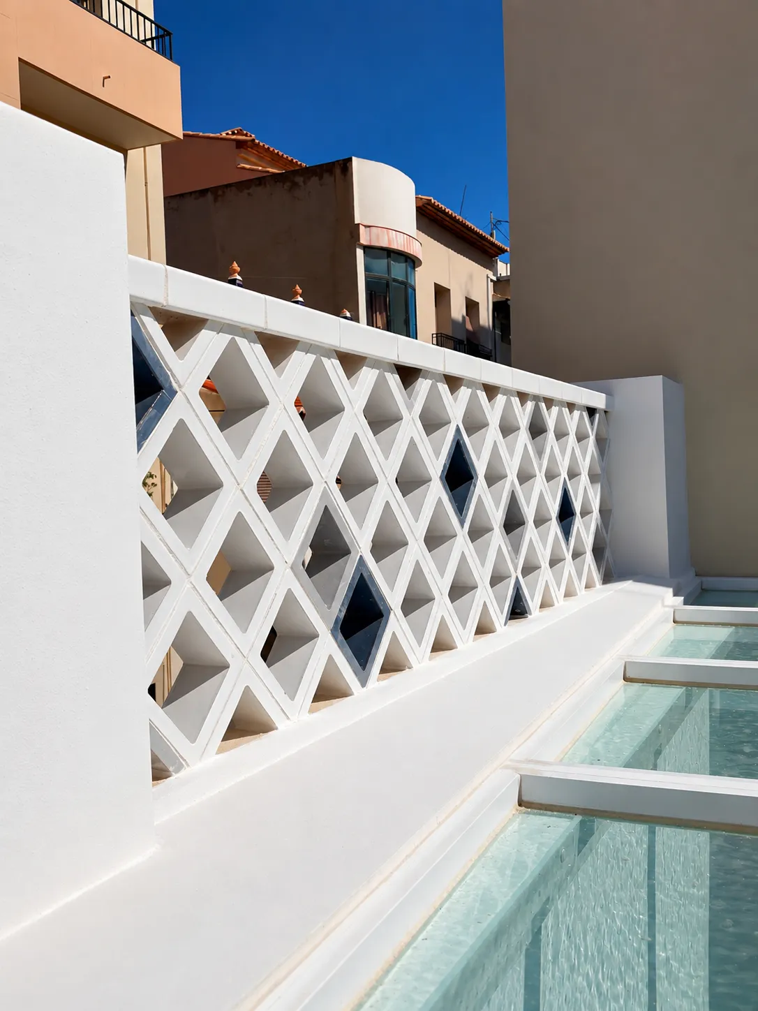 terraza con celosía blanca y piscina