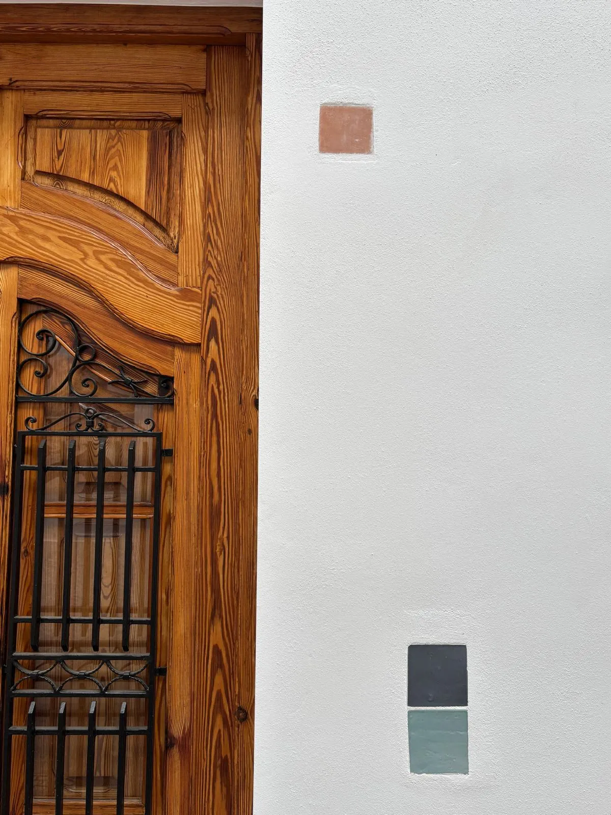 Cervantes — casa de pueblo, fachada encalada y carpintería azul
