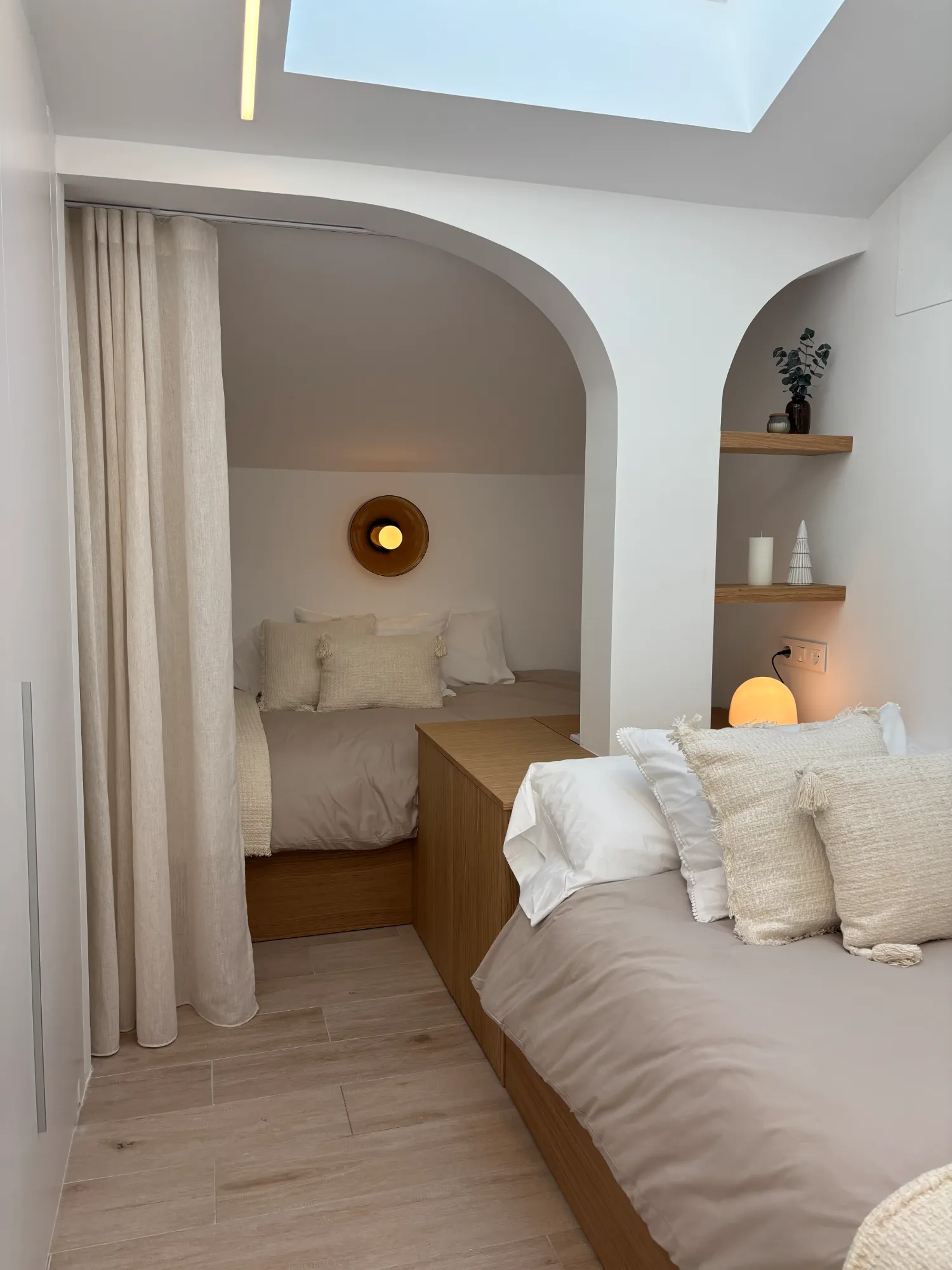 dormitorio bajo el lucernario, arcos y camas gemelas — Penthouse Jávea, Jávea