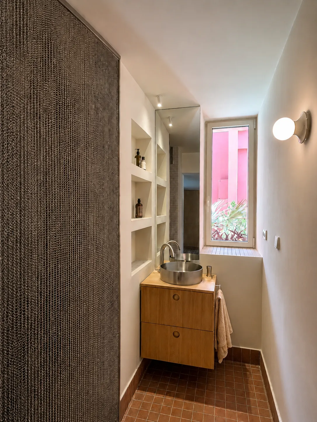 baño, cortina de malla y ventana al rojo — Muralla Roja, Calpe