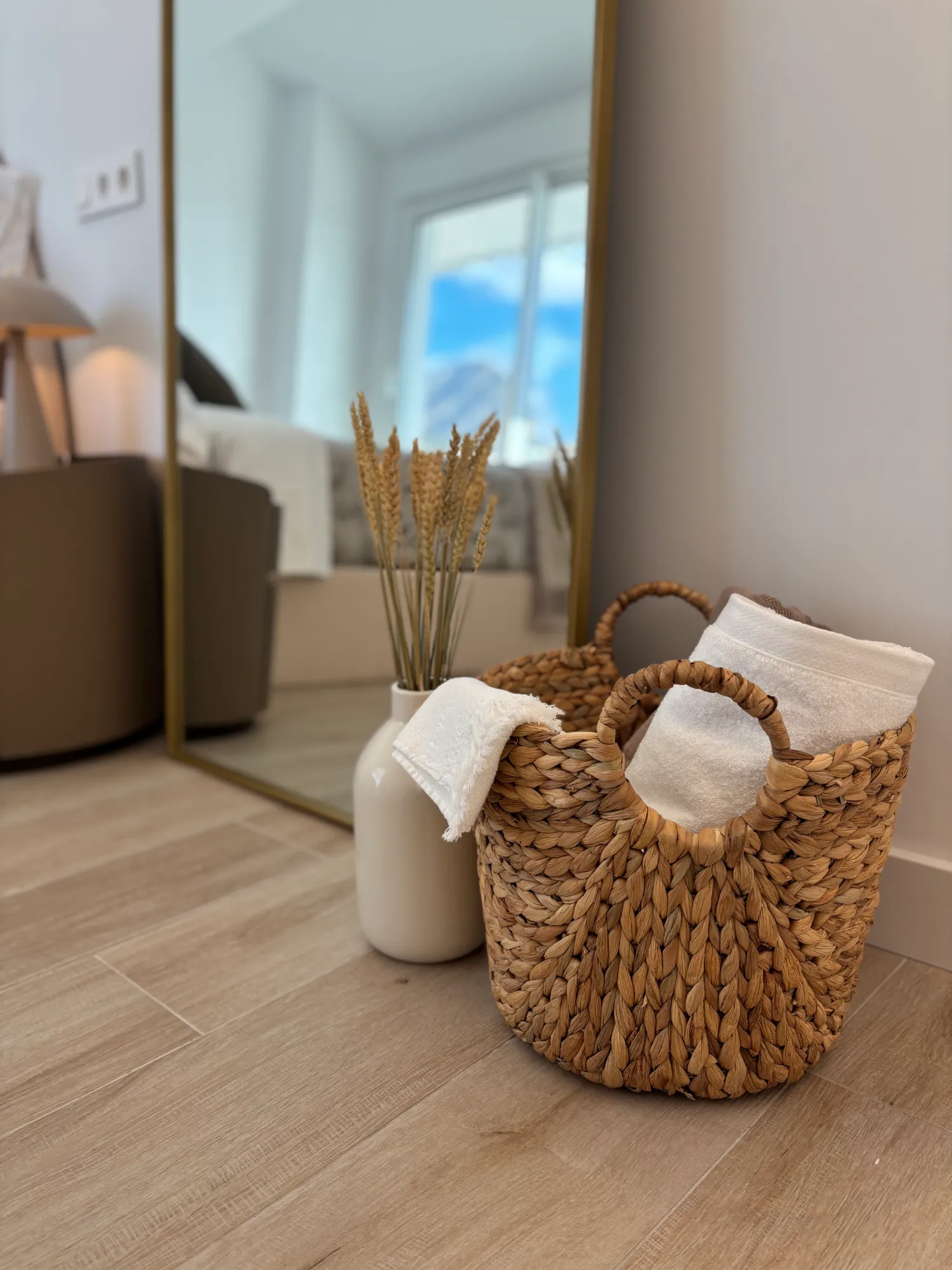 detalle, cesta de mimbre y espejo del dormitorio