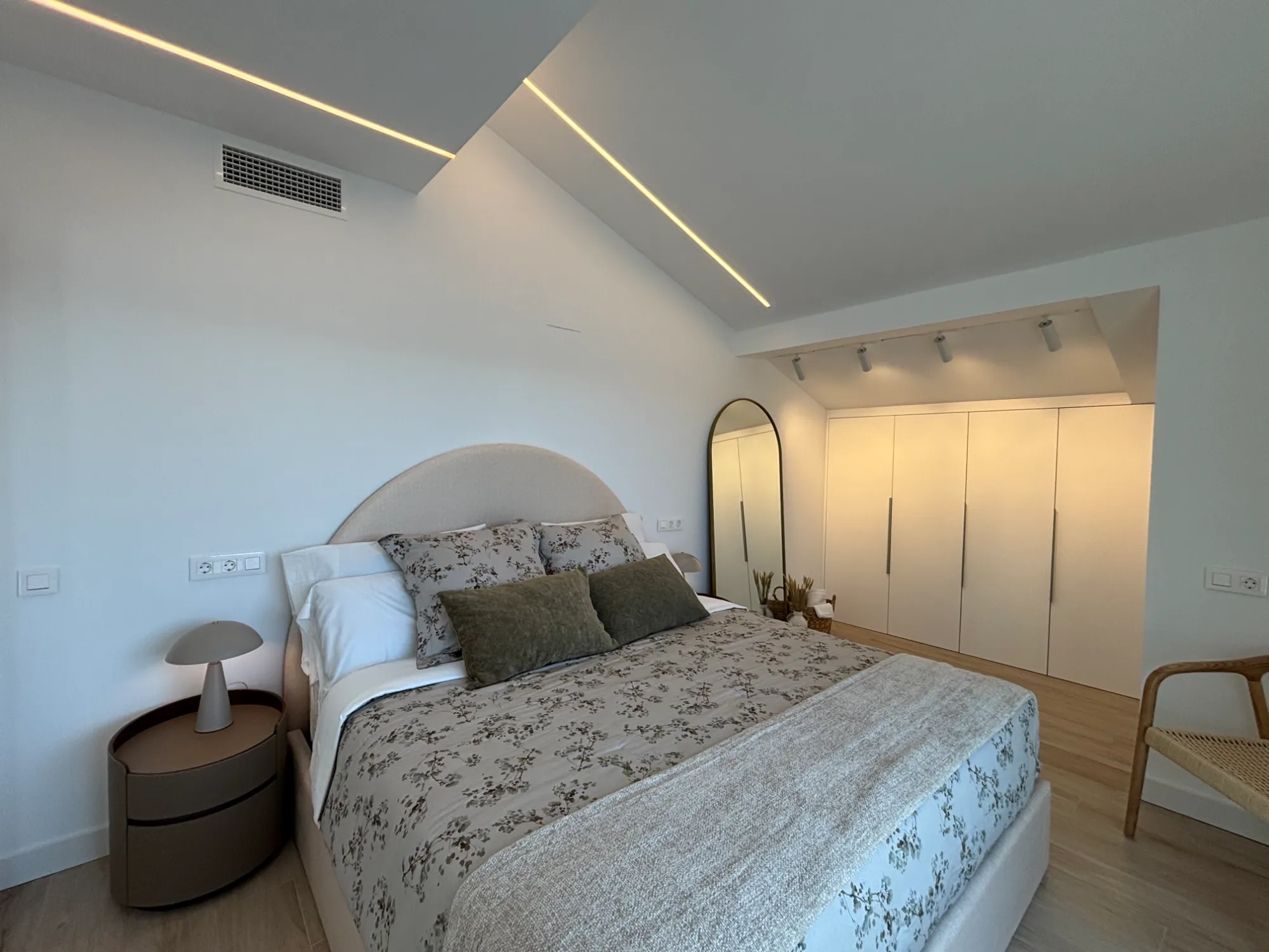 dormitorio principal, luz cálida