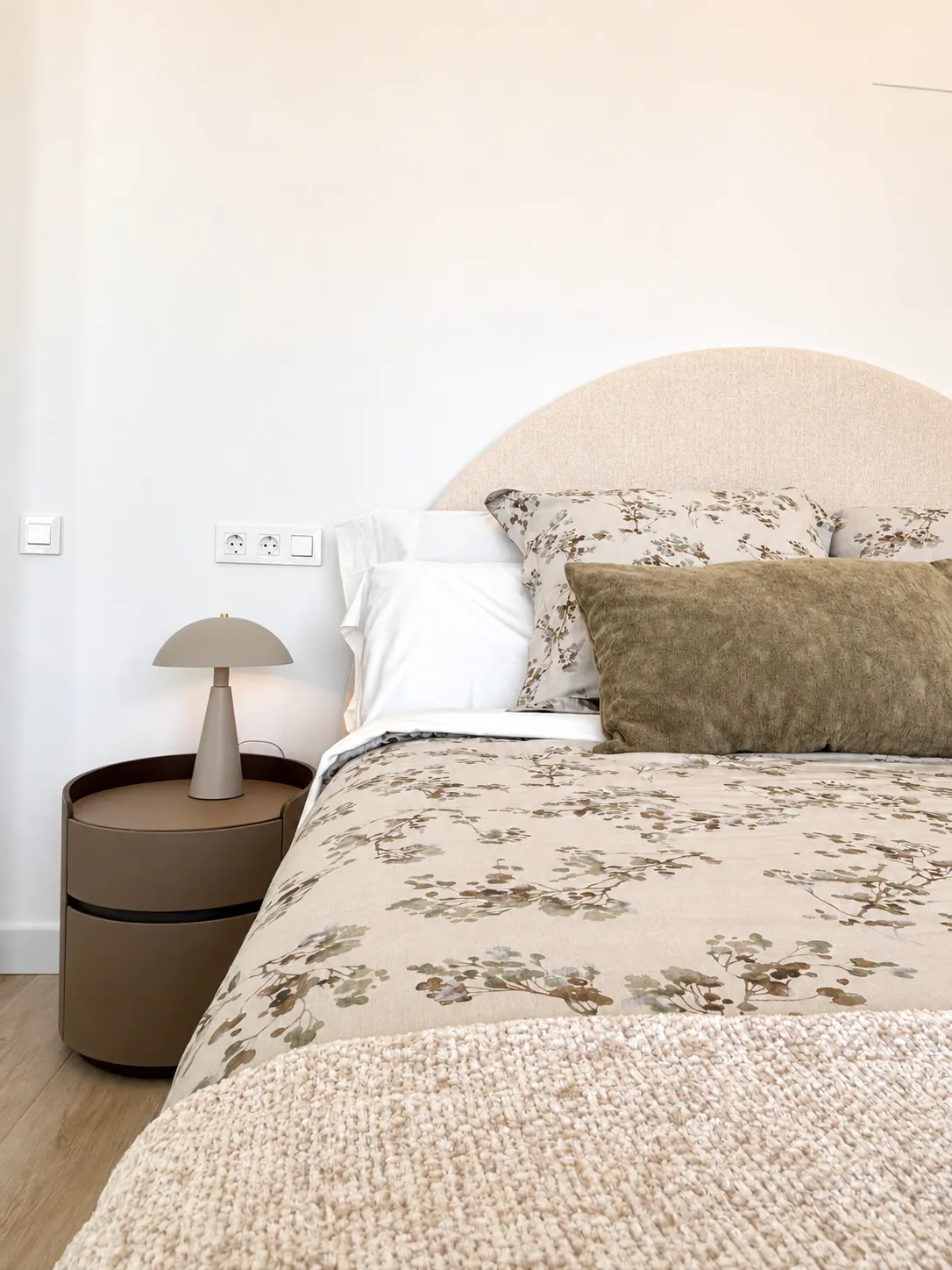 dormitorio, cabecero en arco y ropa de cama floral