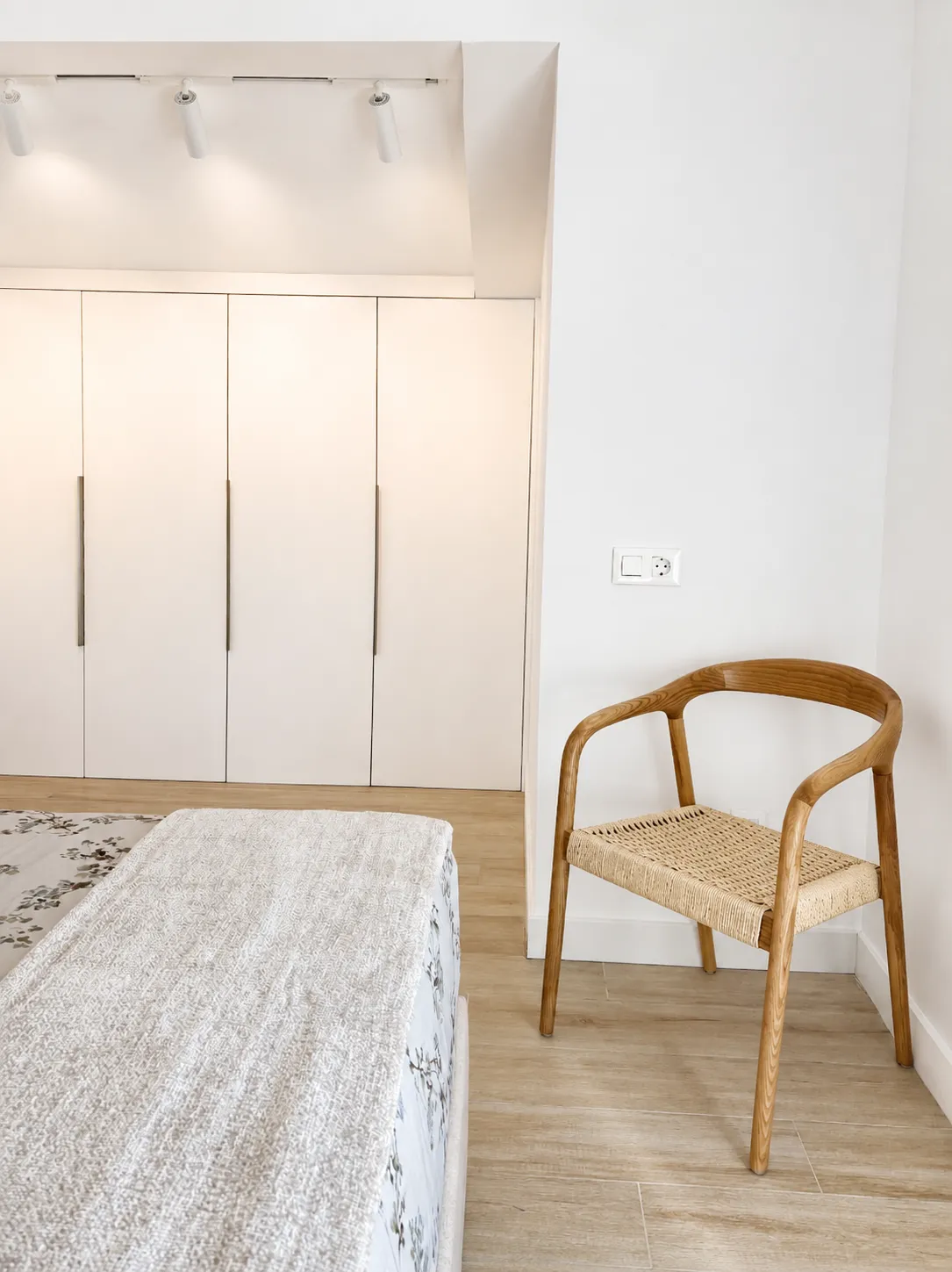 dormitorio, armario blanco y silla de roble