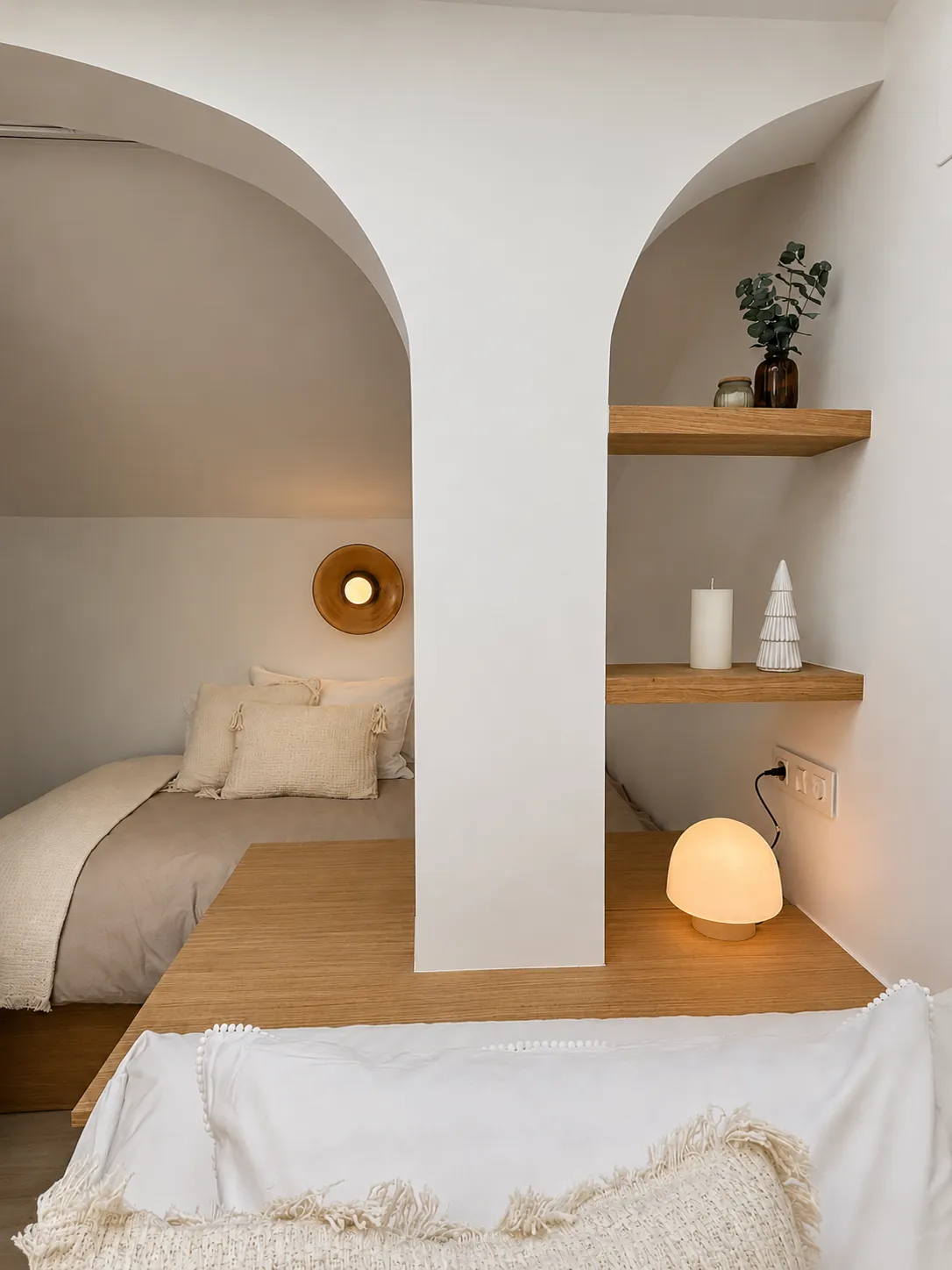 alcoba en arco con estantes de madera