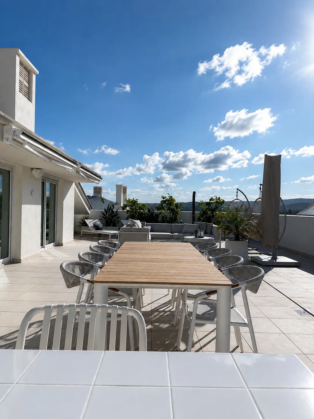 terraza con mesa de comedor larga