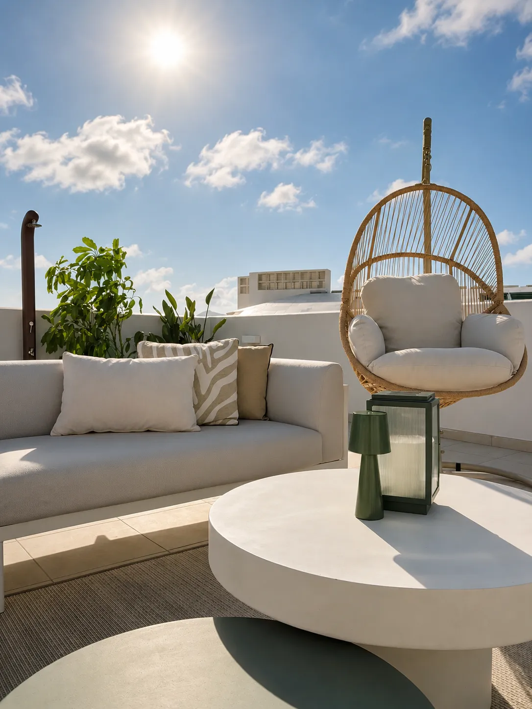 terraza con silla colgante y sofá