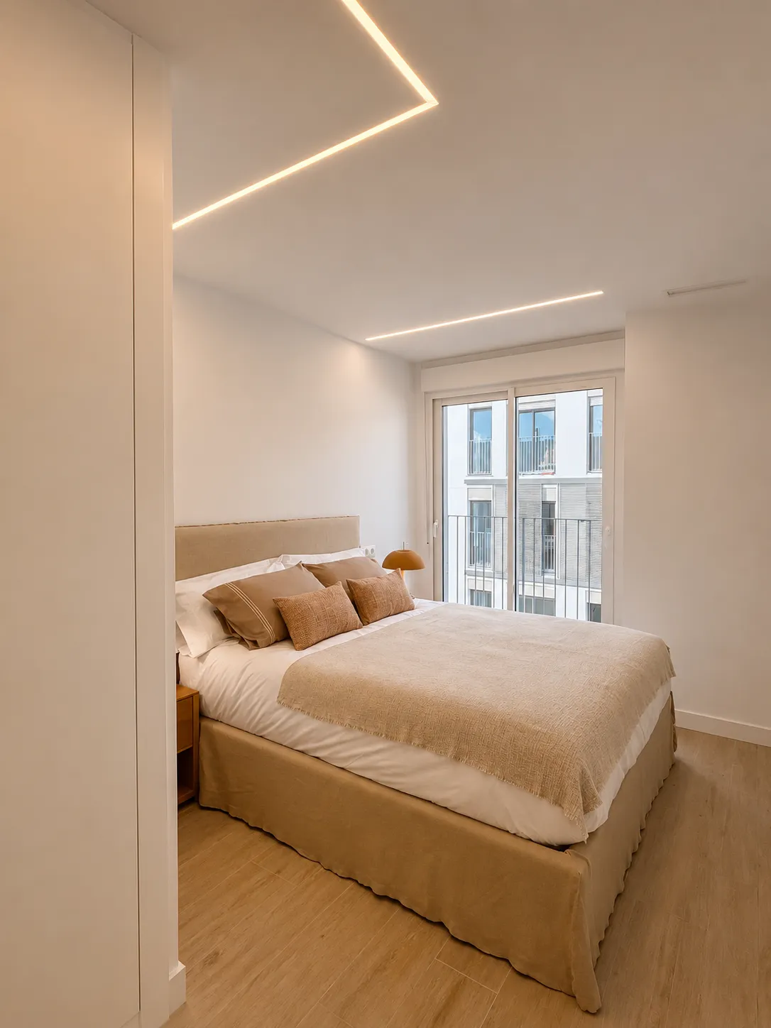 dormitorio luminoso con luz lineal