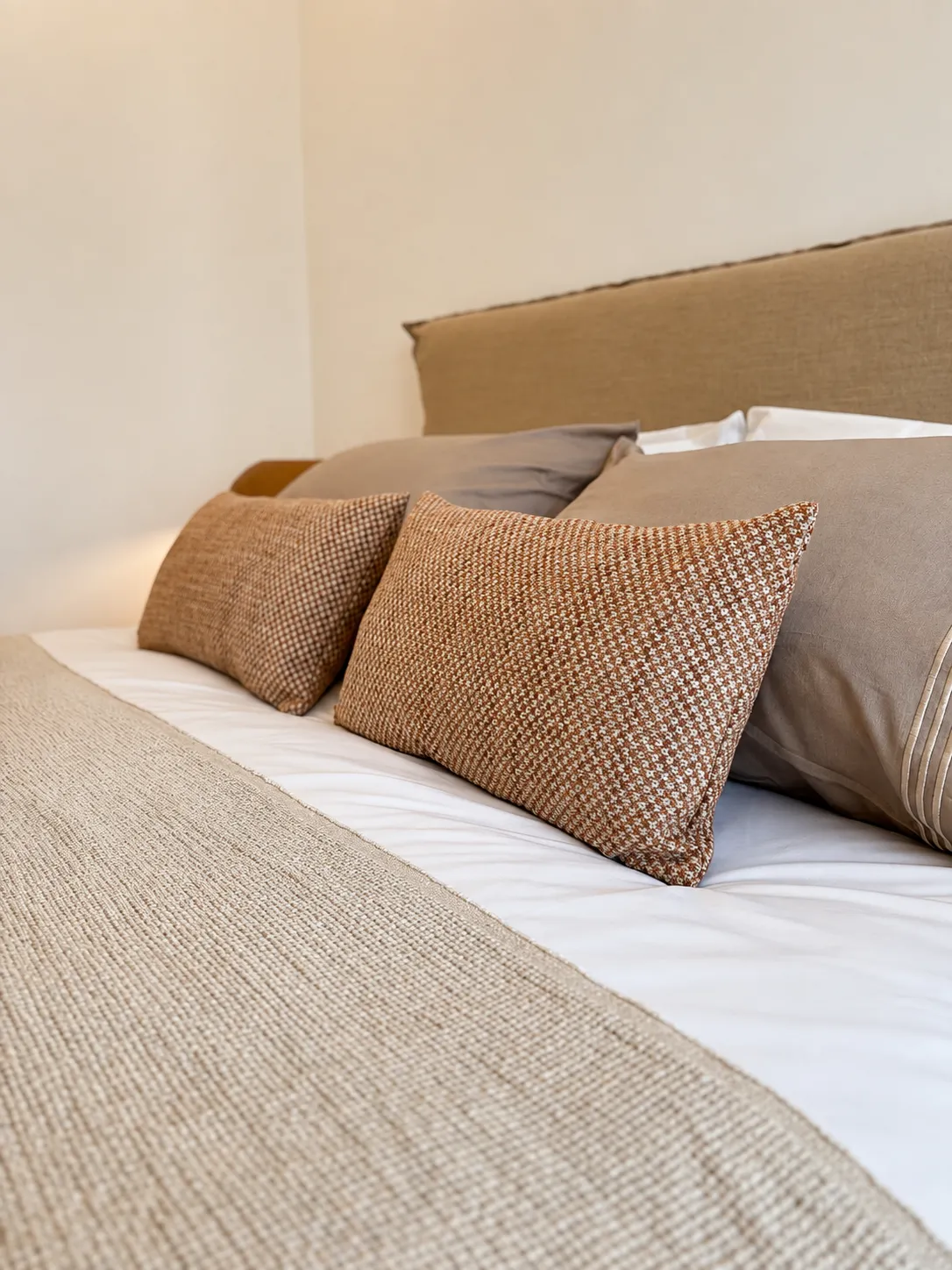 detalle de cojines y ropa de cama de lino