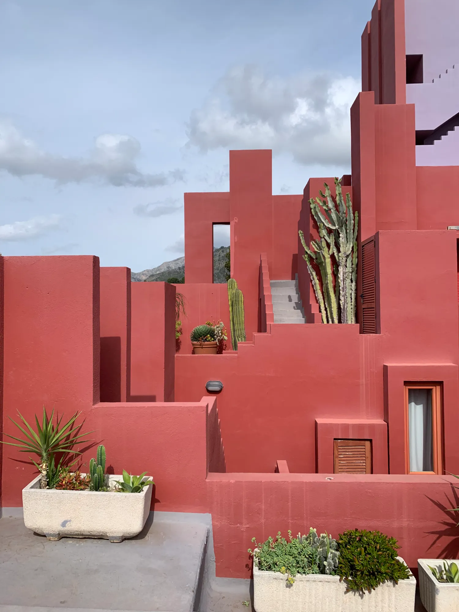 la Muralla Roja: muros escalonados en rojo y jardineras