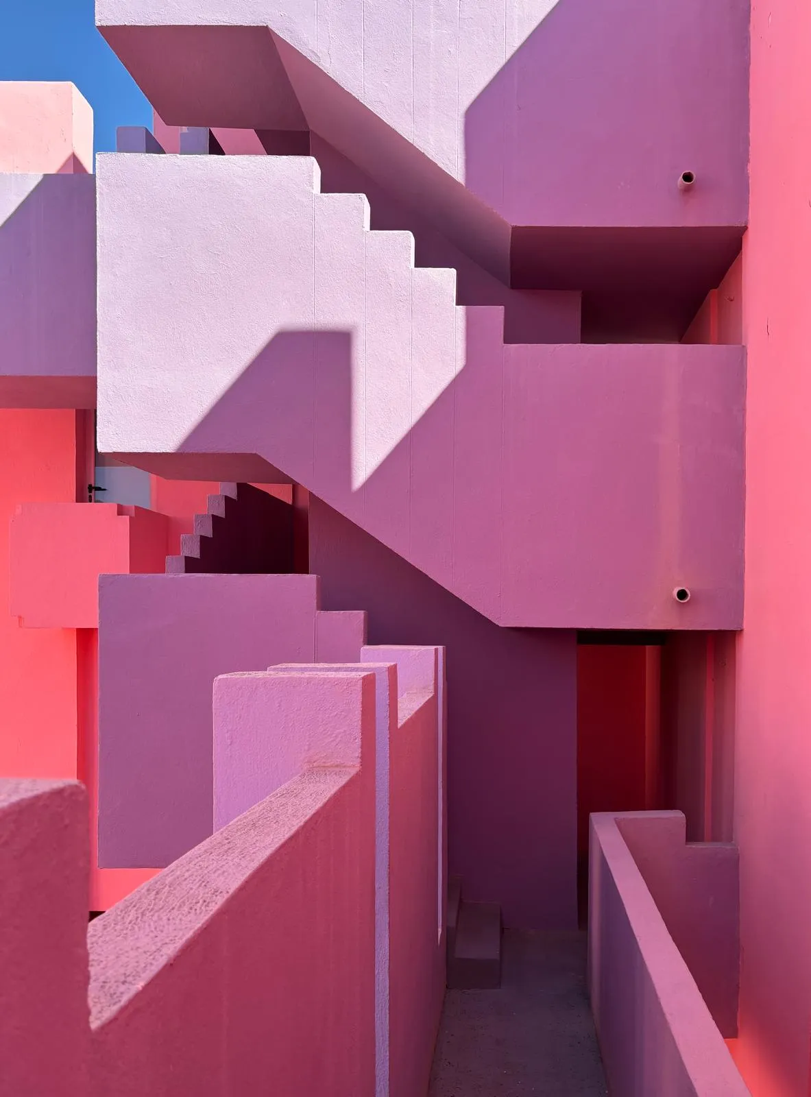 escaleras y volúmenes rosas del edificio