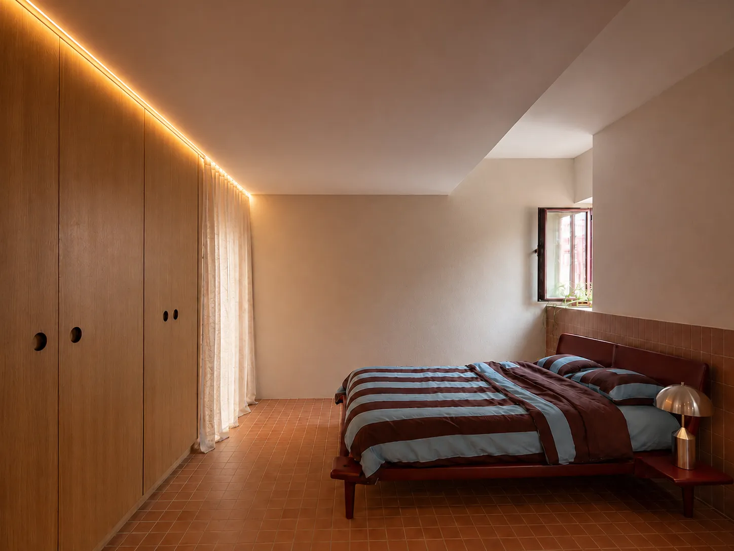 dormitorio, luz cálida y suelo rojo