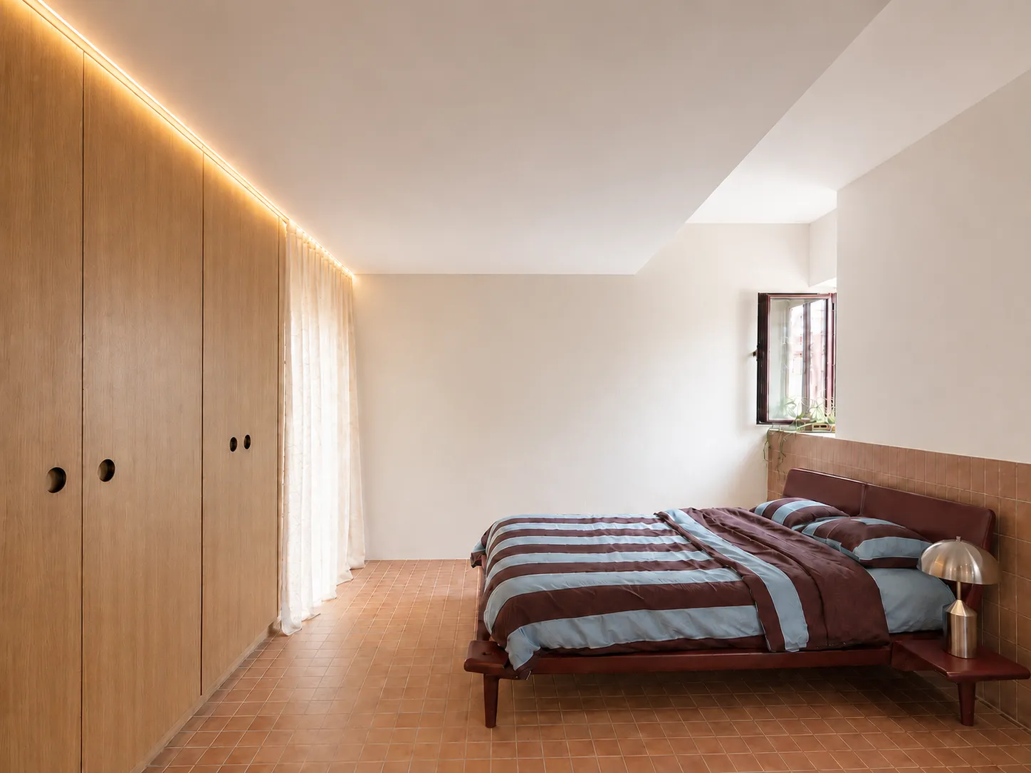 dormitorio con armario de roble a lo largo de la pared