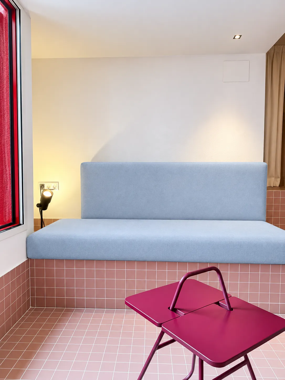 salón con banco azul y ventana al rojo de Bofill