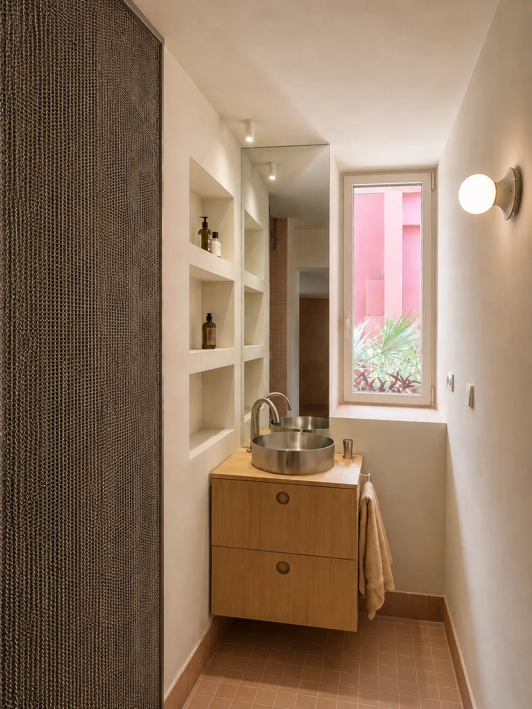 baño con lavabo de piedra y ventana al rojo
