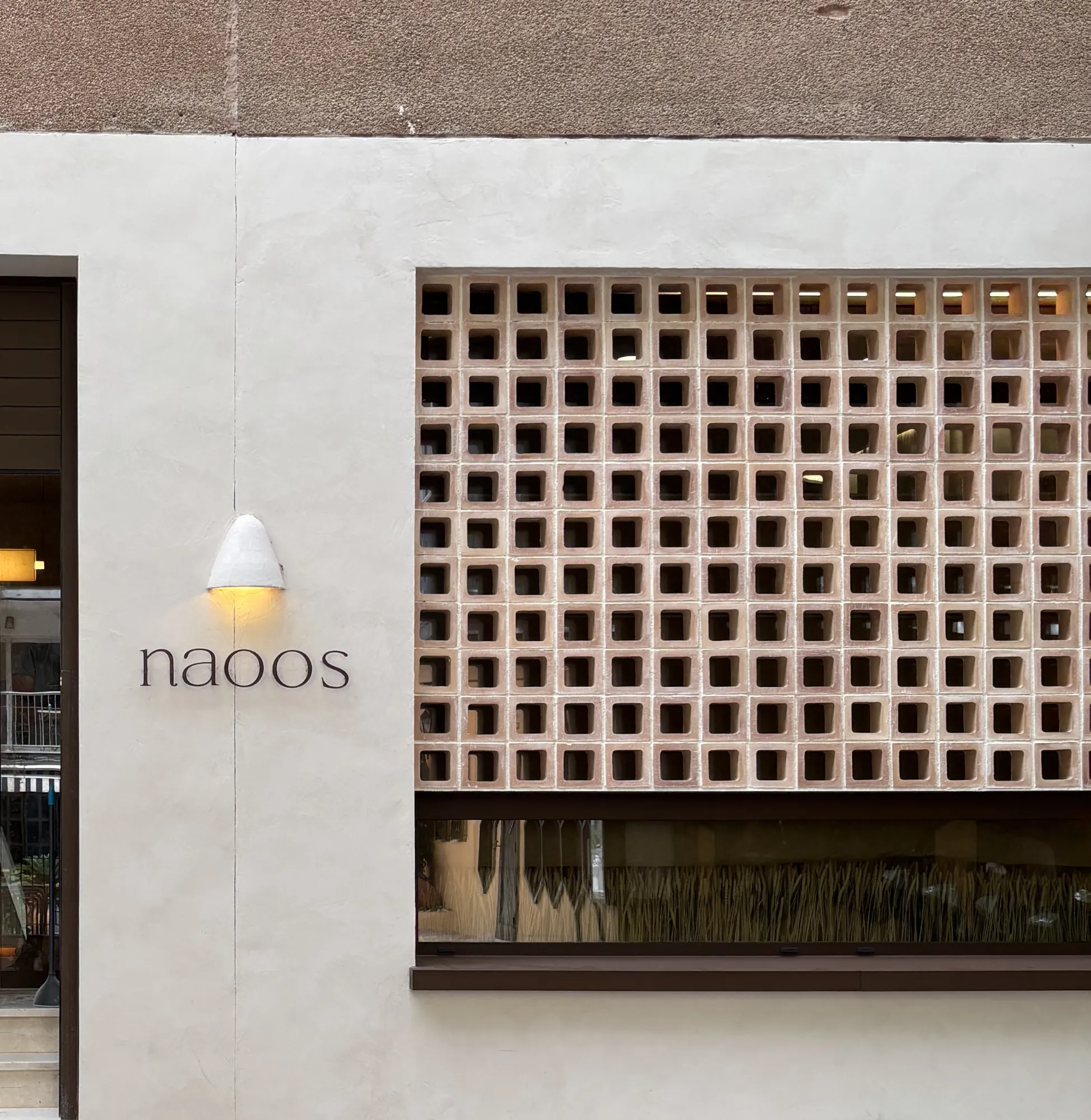 Naoos — clínica capilar Naoos, recepción en beige