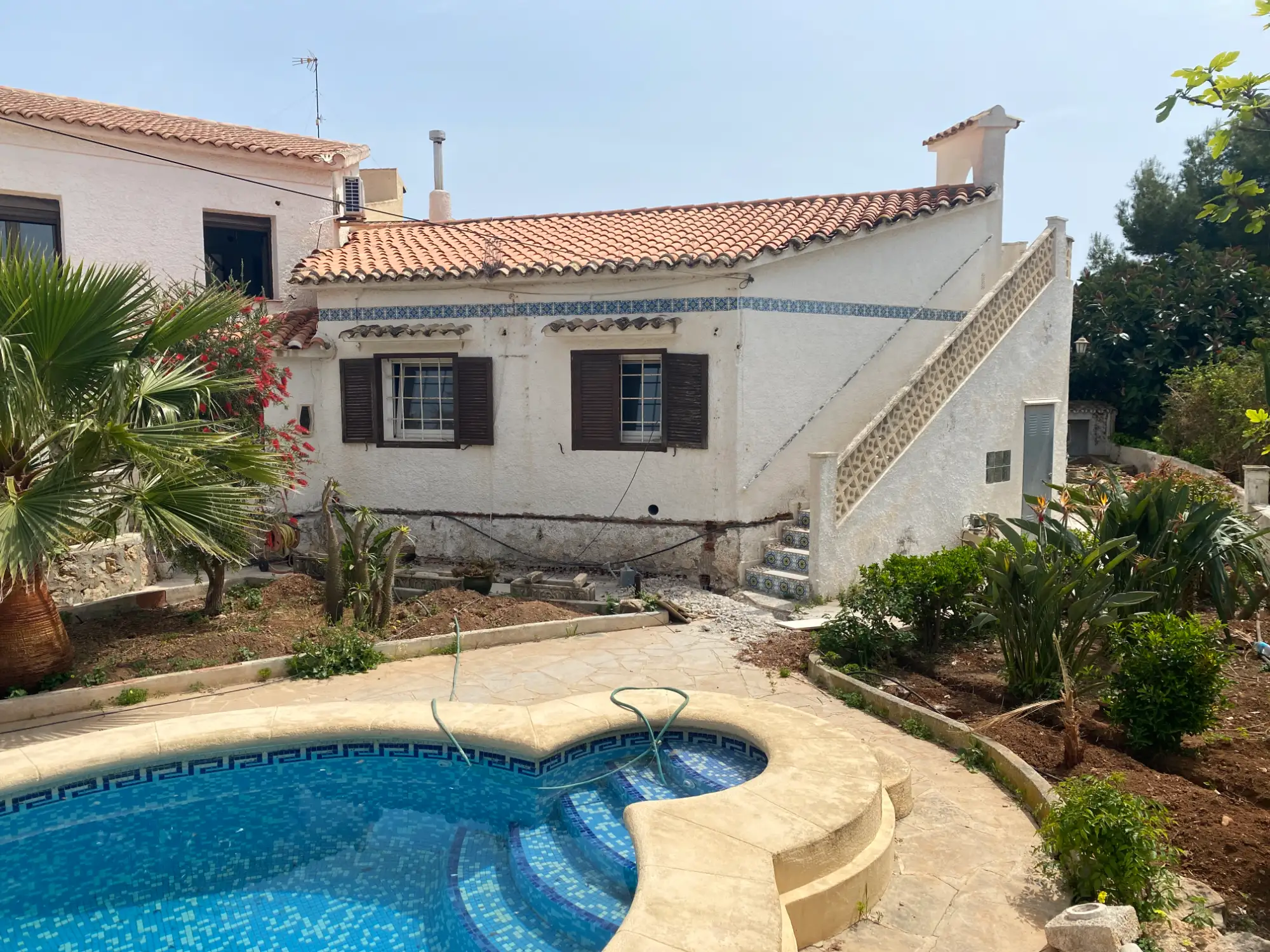 Antes de la reforma: la casa original con la piscina