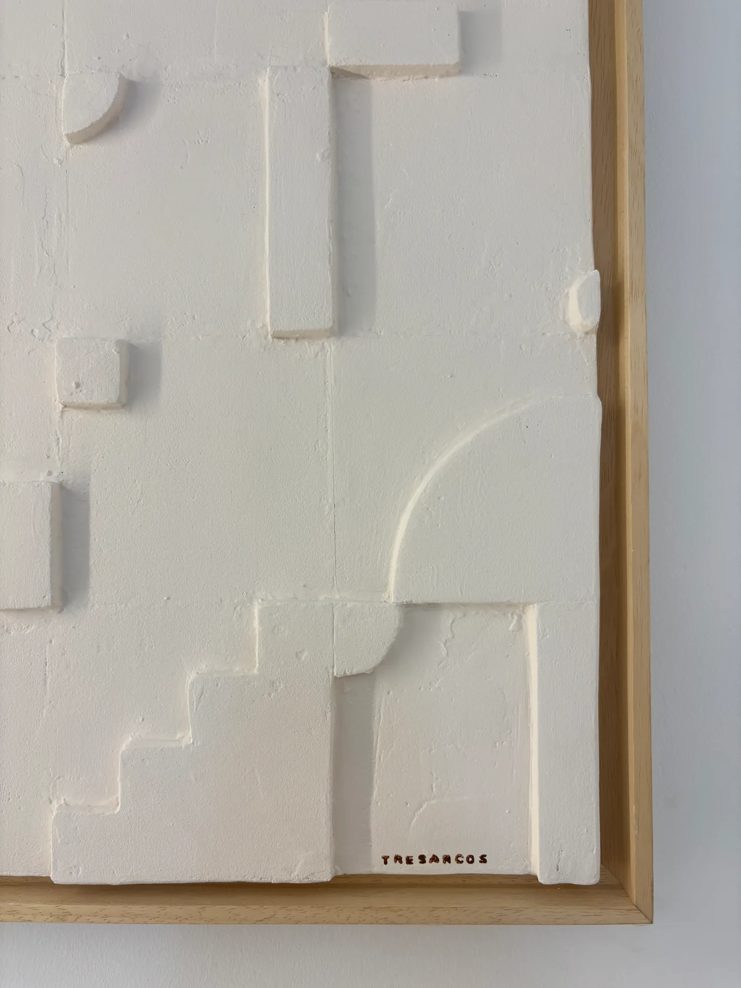 detalle del relieve, con la firma Tresarcos grabada