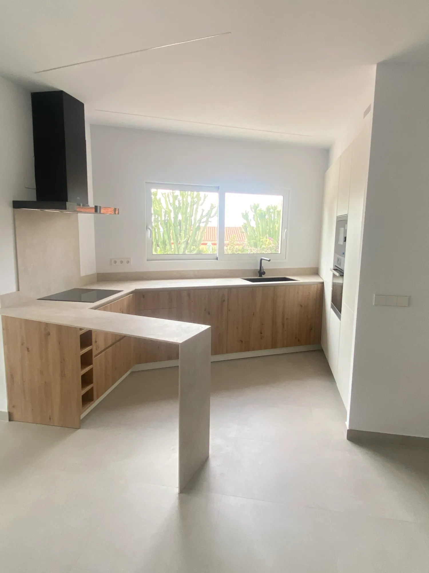 cocina, roble y piedra clara
